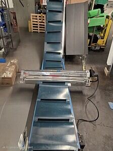 Vulcanising conveyor belt process for durable, seamless belt repairs.